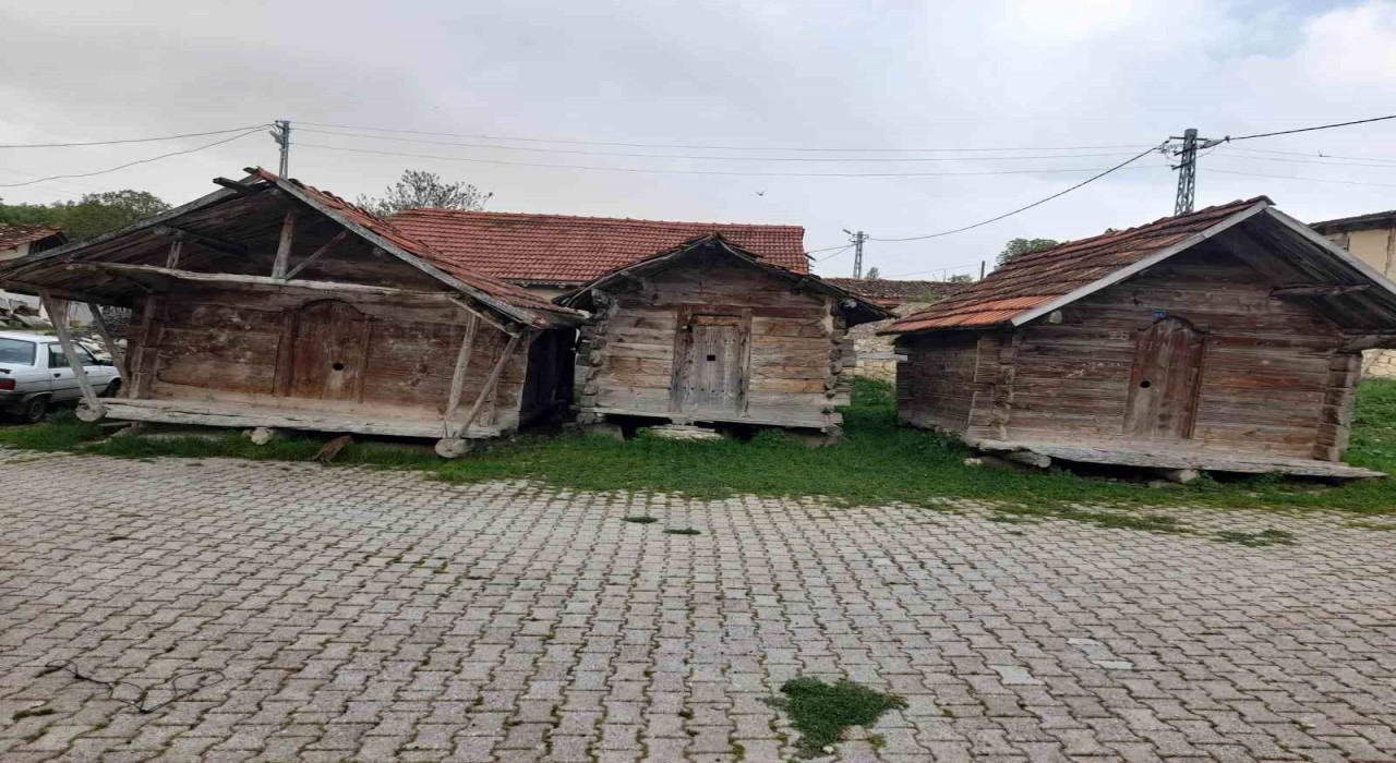 Gedizde çivisiz ahşap ambarlar zamana direniyor