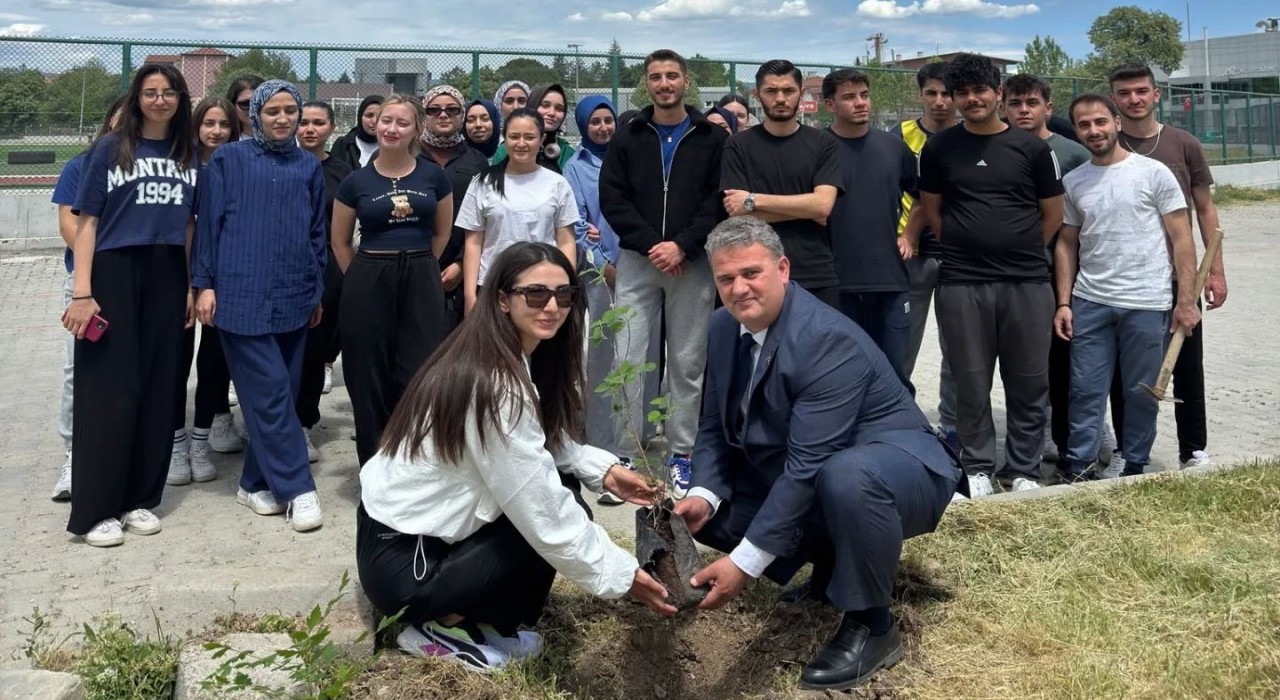 Gedizde genç fidanlar toprakla buluştu