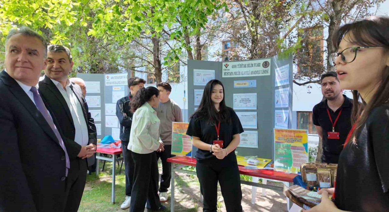 Gedizde öğrencilerden ilgi çekici projeler; vardiyalı çalışmanın aile içi etkileri araştırıldı