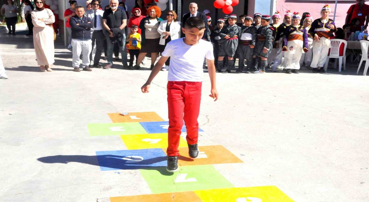 Gelenekten geleceğe Muğlada renkli çocuk şenliği
