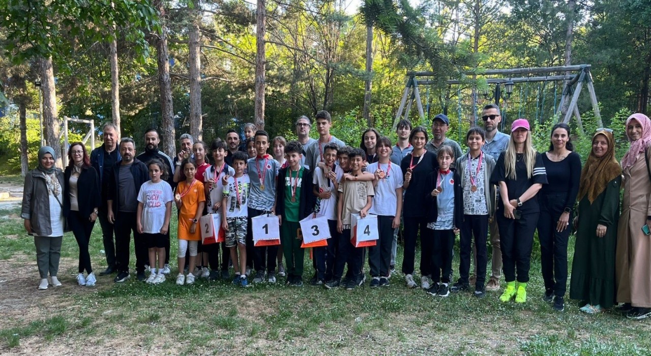 Genç oryantiring sporcuları Kütahyada ter döktü