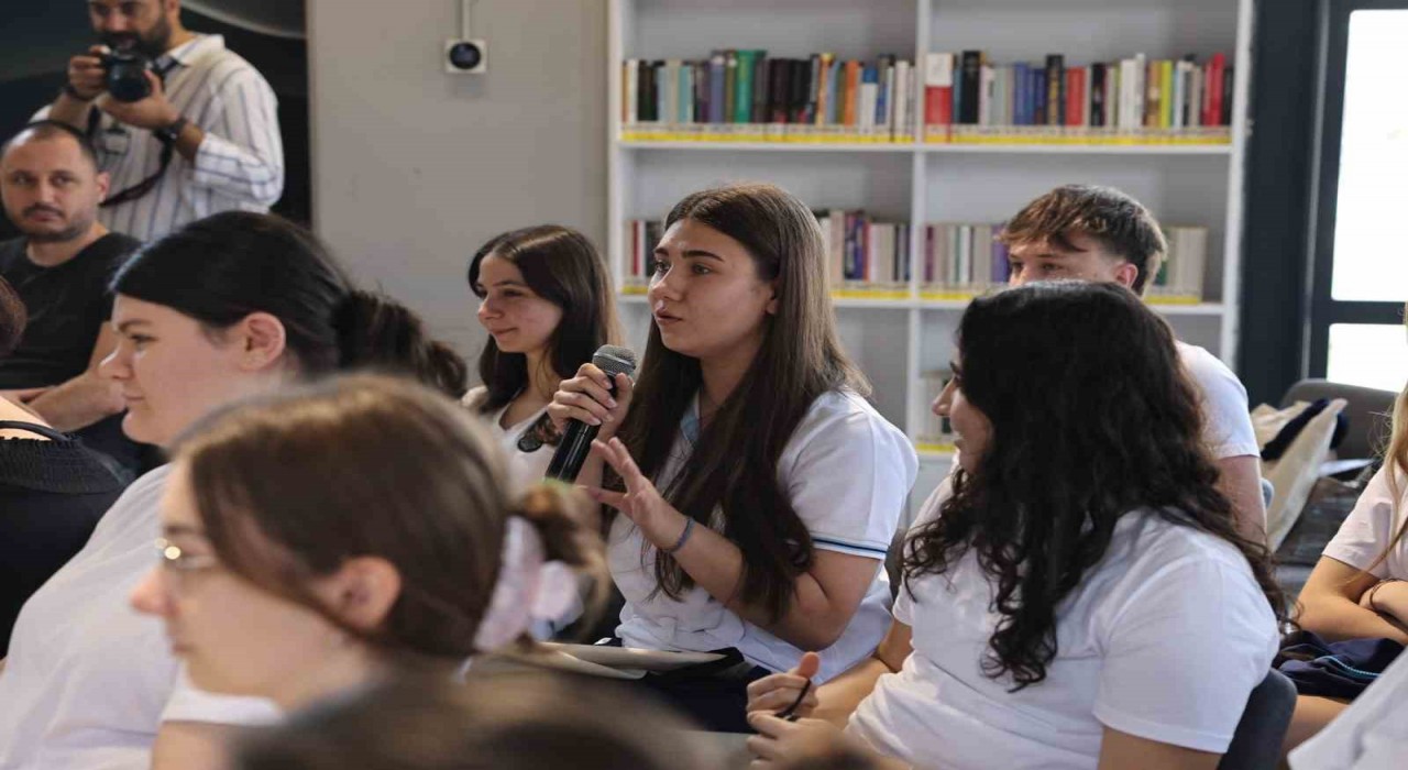 Genç oyuncu, öğrencilere Hababam Sınıfını okudu