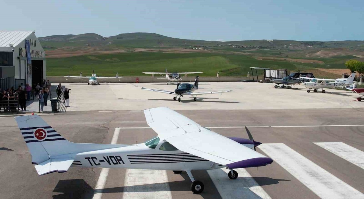 Gençler gökyüzüyle tanıştı: İlk uçuş heyecanını yaşadılar