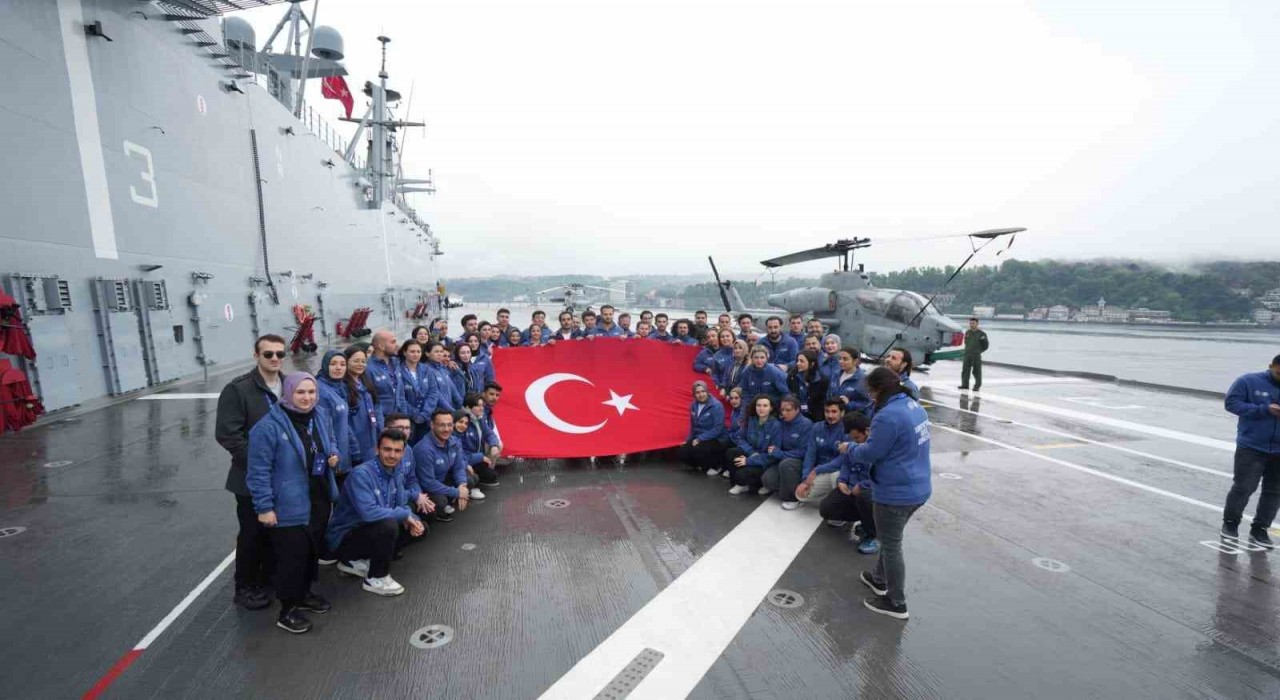 Gençler, TCG Anadolu ile Samsuna doğru tarihi yolculuk yapıyor