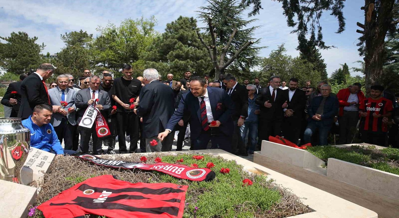 Gençlerbirliği camiası, İlhan Cavcavın mezarını ziyaret etti