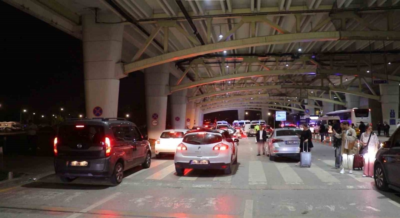 Gençlerbirliği taraftarı Süper Lige çıkan takımını havaalanında karşıladı