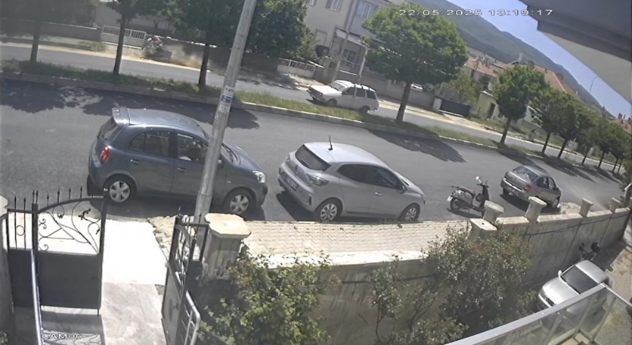Gençlerin yaralandığı motosiklet kazası güvenlik kamerasında