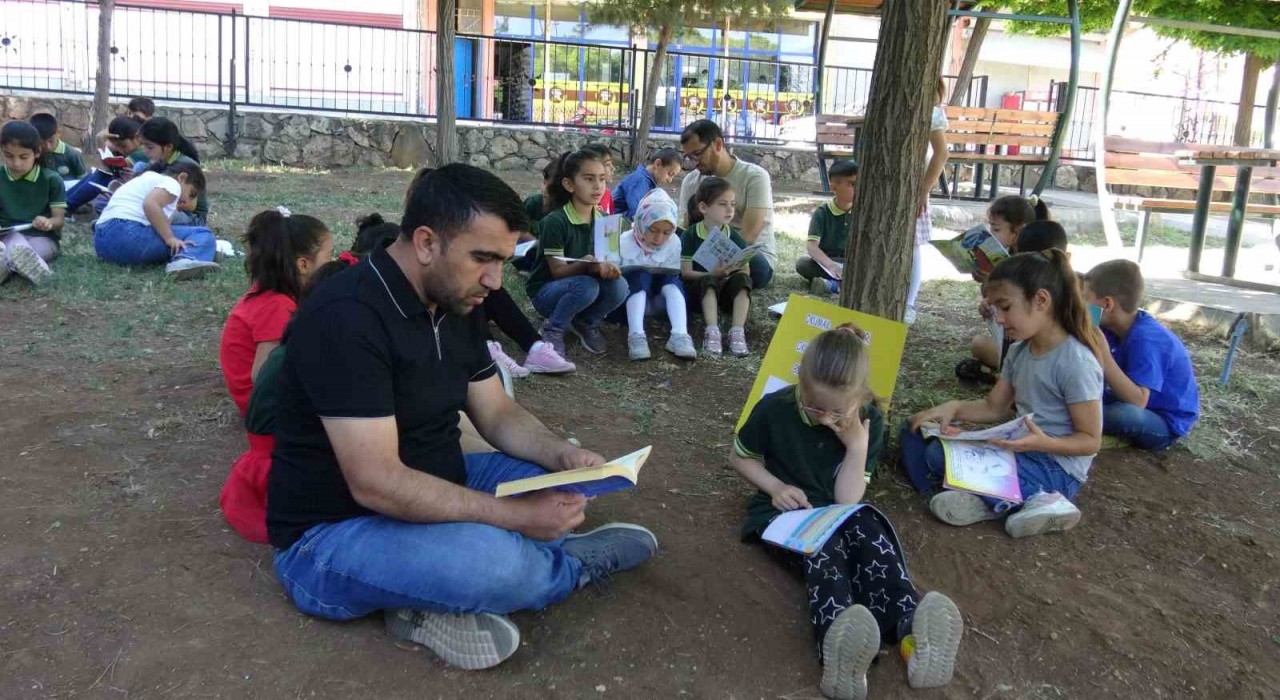 Gercüşte öğrenciler anne, baba ve öğretmenleriyle kitap okudu