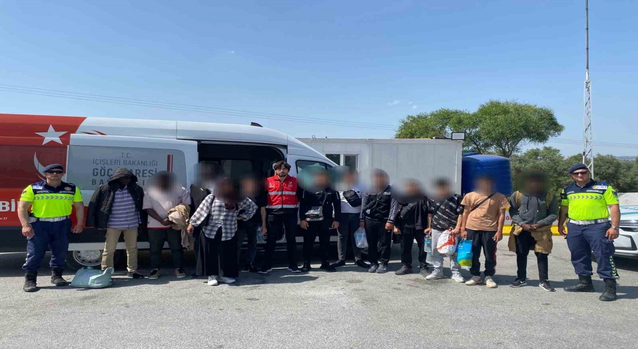 Germencikte 21 düzensiz göçmen, 2 organizatör yakalandı