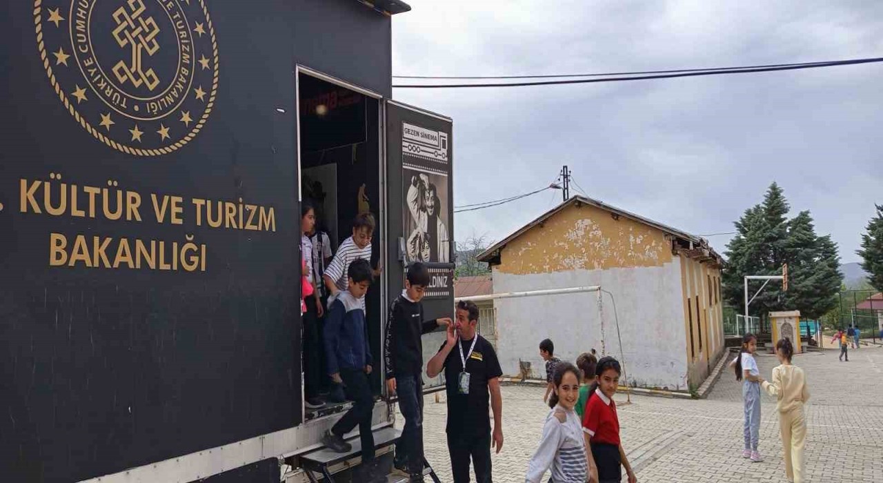 Gezen Sinema Tırı Baskilde çocuklarla buluştu