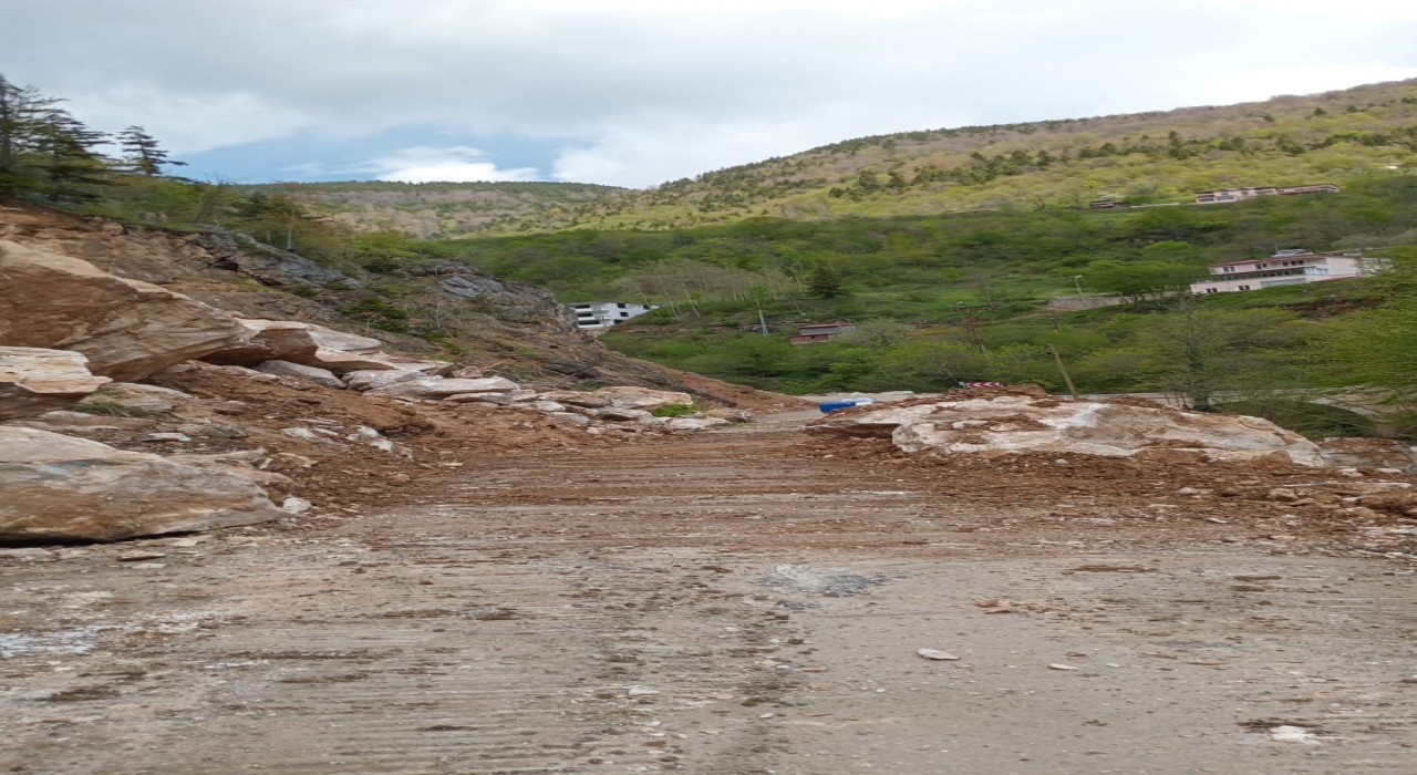 Giresunda heyelan nedeniyle kapanan yol kontrollü olarak ulaşıma açıldı