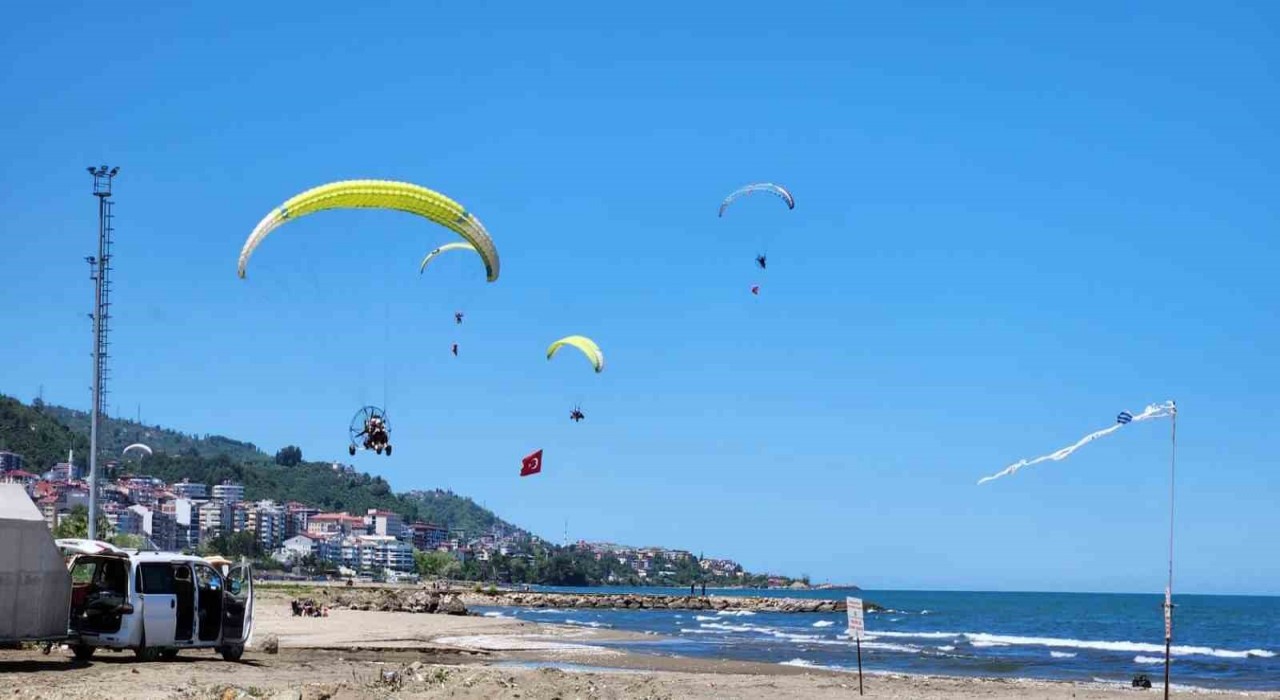 Giresunda paramotor gösterisi nefes kesti