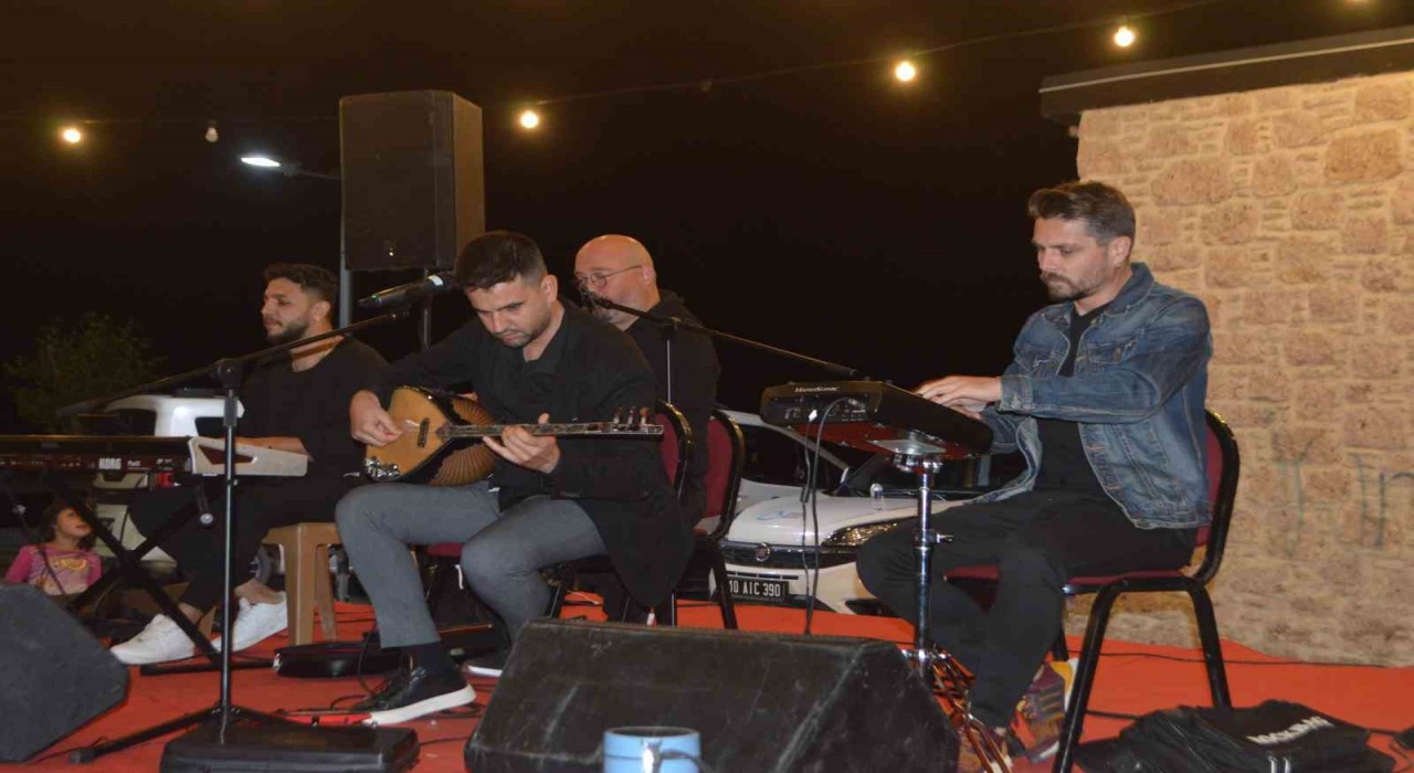 Gömeçte 4. Ulubeyler Yağlı Pehlivan Güreşleri öncesi türkü gecesi