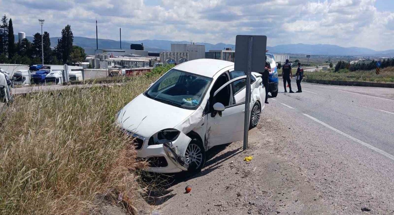 Gönende iki aracın çarpıştığı kazada 3 kişi yaralandı