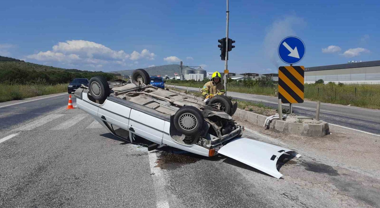 Gönende trafik kazası: Takla atan araçta 2 kişi yaralandı
