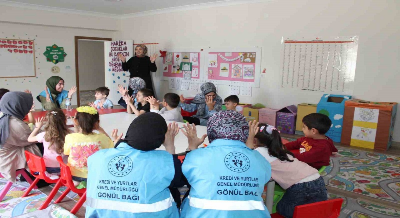 Gönüllü öğrencilerden Hayata Renk Kat projesi