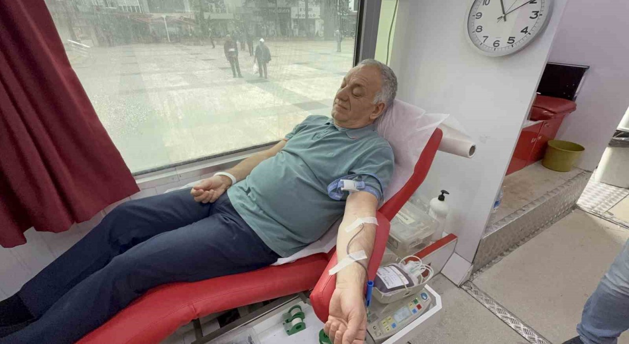 Görme engelli eski Milletvekili Ayva, Düzcede kan bağışı çağrısında bulundu