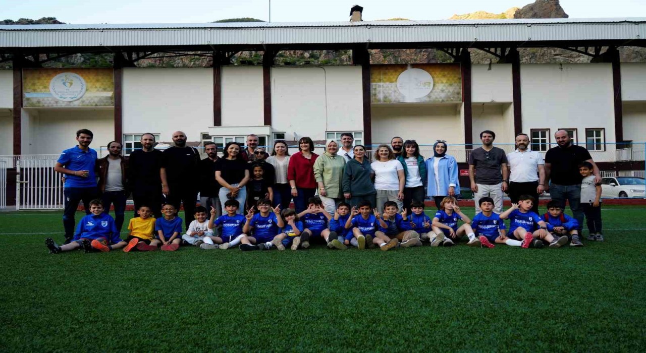 Gümüşhanede tribünlere anne eli değiyor