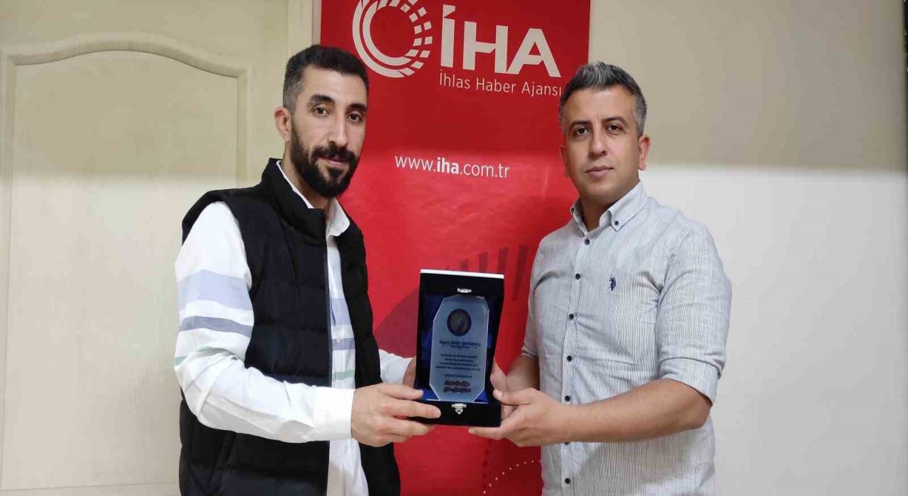 Güneşin Çocukları Spor Kulübünden İHA muhabirine plaket
