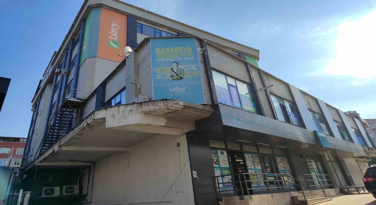 Güngörende binada asılı reklam panosu düştü, panik yaşandı