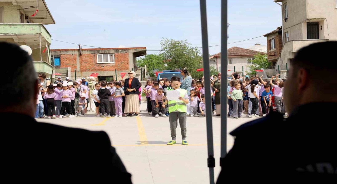 Güvenli trafiğin şartlarını ‘tebessümle öğrendiler