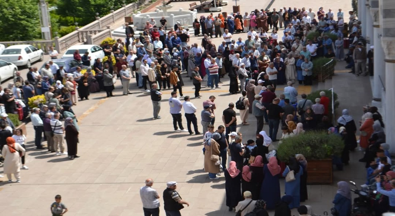 Hacı adayları kutsal topraklara dualarla uğurlandılar