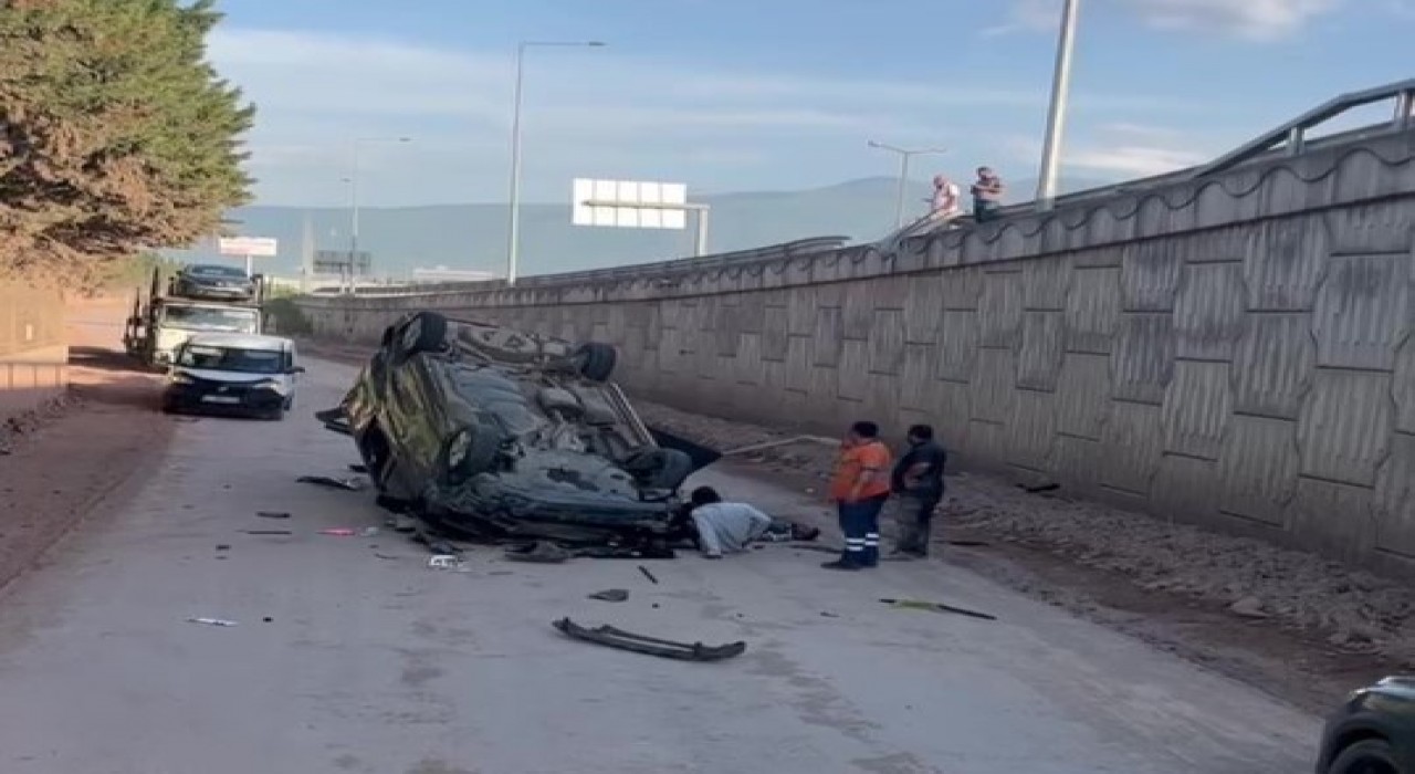 Hafif ticari araç 5 metre yükseklikten uçarak ters döndü: 2 yaralı