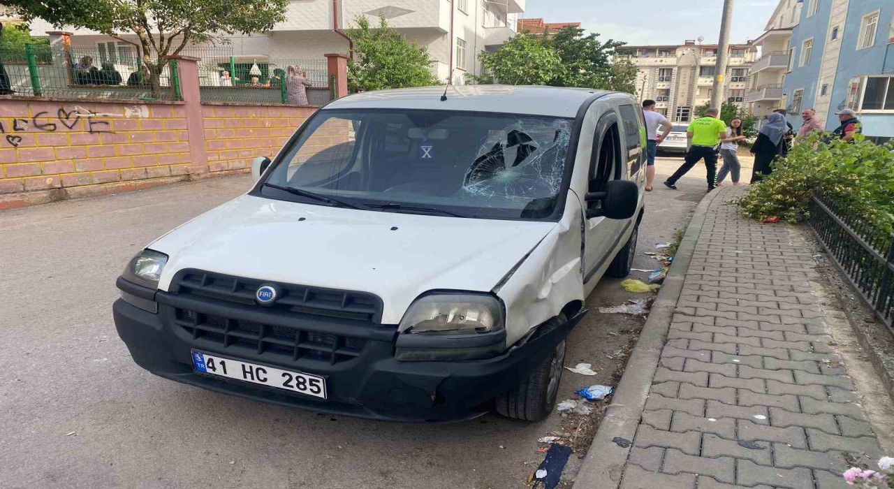 Hafif ticari araç ile scooterlar çarpıştı: 2 çocuk yaralandı