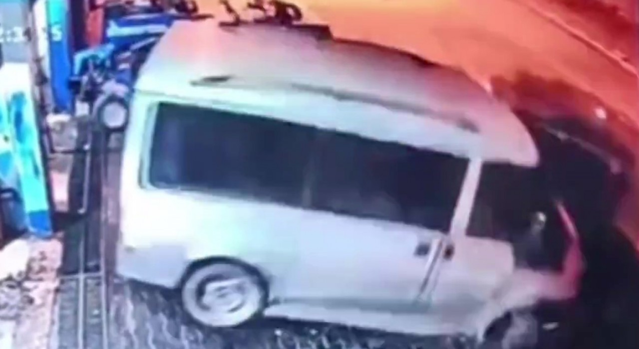 Hafif ticari araç önce patpata sonra minibüse çarptı: O anlar kamerada