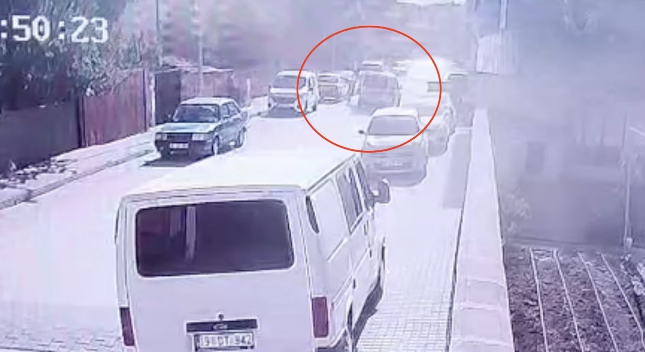 Hafif ticari aracın çarptığı çocuk yaralandı: O anlar kamerada