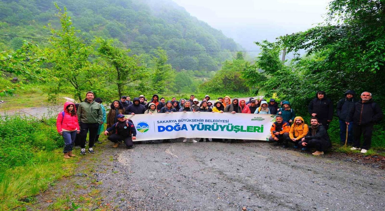 Hafif yağmur eşliğinde tabiatı keşfettiler