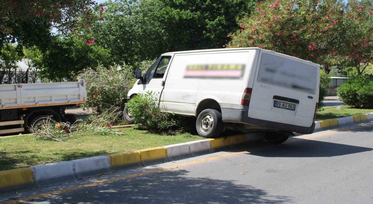 Hakimiyeti kaybolan minibüs refüjde asılı kaldı