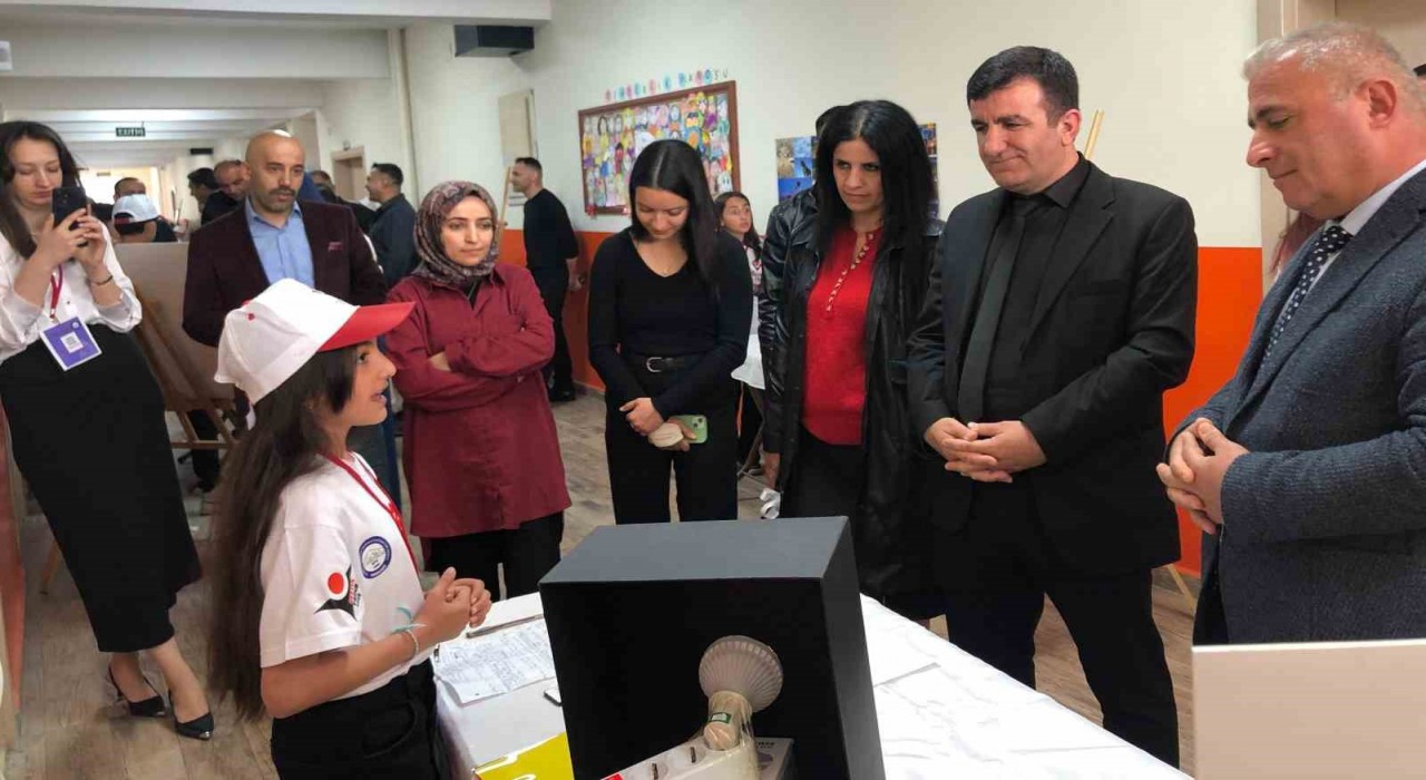 Hakkari SPK Ortaokulunda TÜBİTAK 4006 Fuarına büyük ilgi
