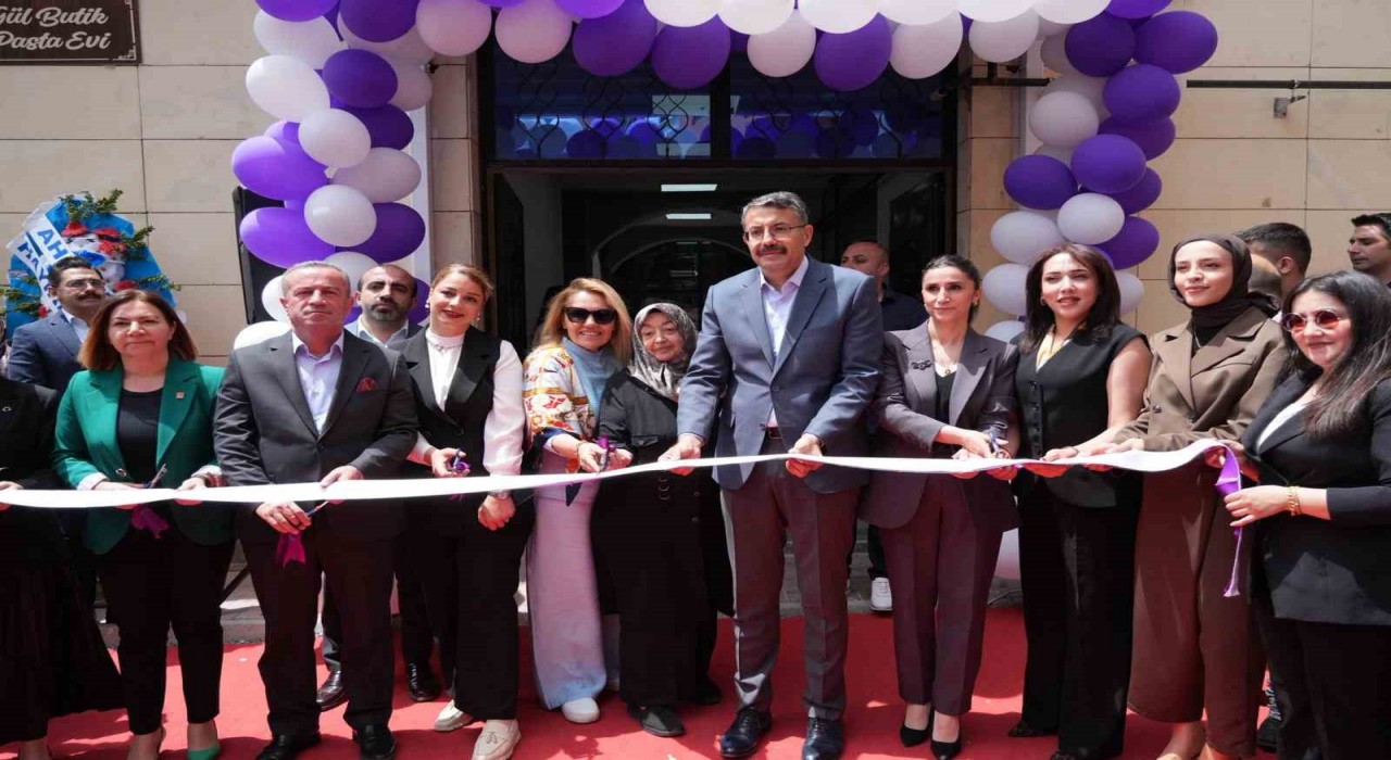 Hakkaride 25 kadın girişimcinin kurduğu mağazaların açılışı yapıldı