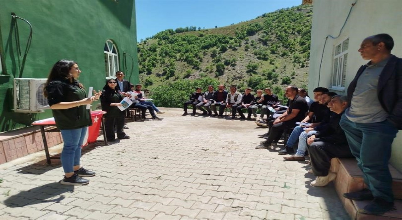 Hakkaride besiciler şap hastalığı konusunda bilgilendiriliyor