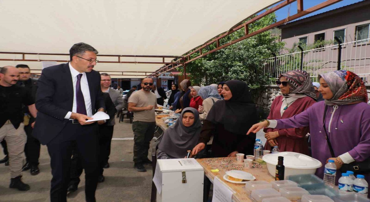 Hakkaride cami yararına hayır çarşısı kuruldu