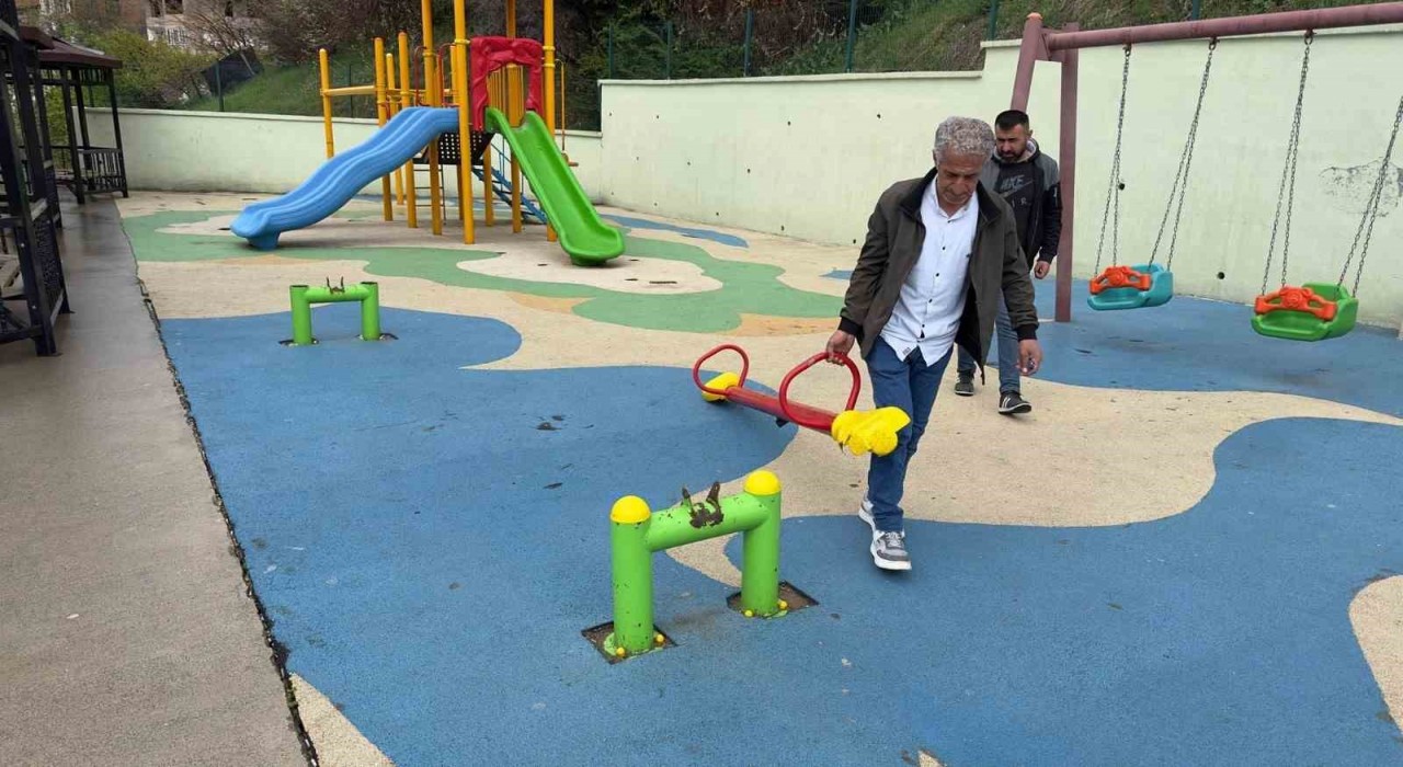 Hakkaride çocuk oyun parkı ikinci kez tahrip edildi