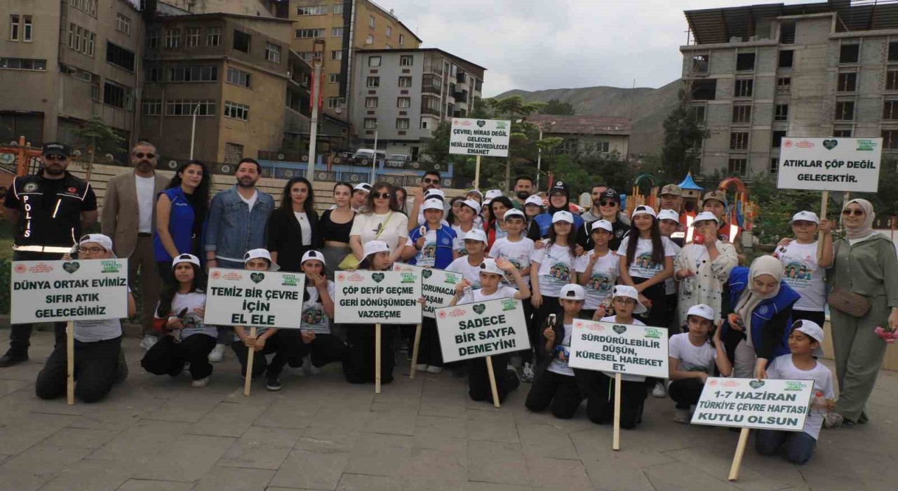 Hakkaride Dünya Çevre Gününde temizlik etkinliği