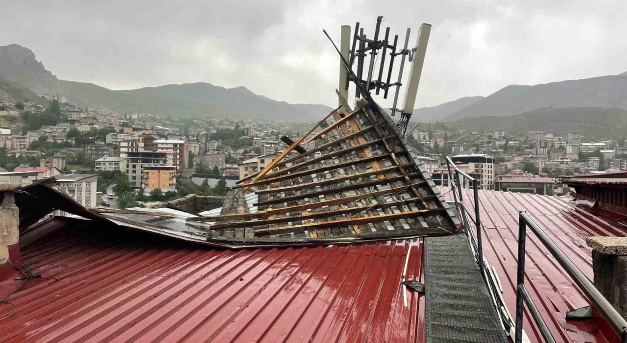 Hakkaride fırtına çatılara zarar verdi
