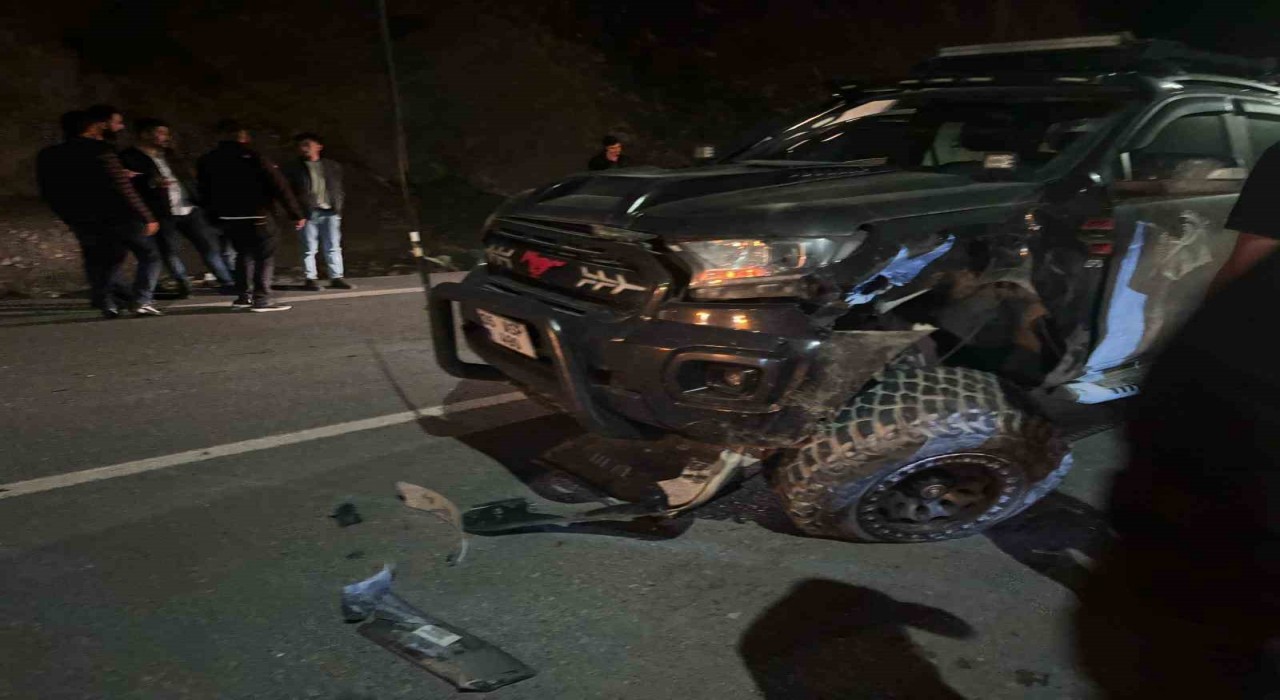 Hakkaride iki araç kafa kafaya çarpıştı: 8 yaralı
