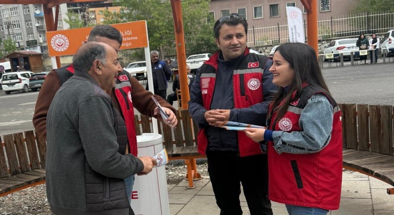 Hakkaride kadına şiddete karşı farkındalık standı