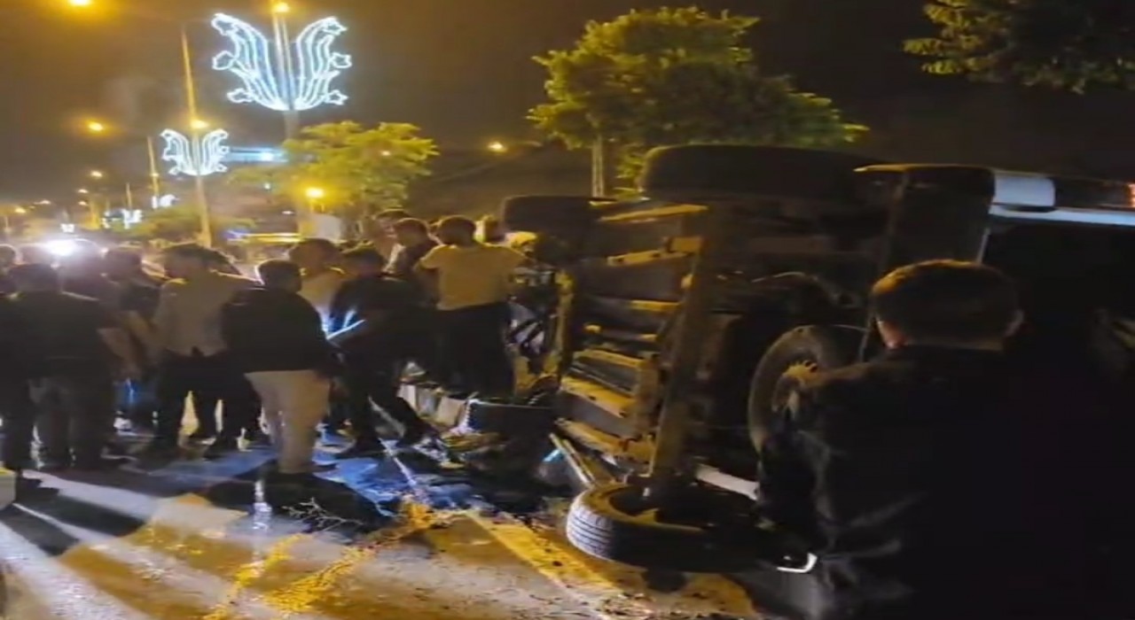 Hakkaride kontrolden çıkan hafif ticari araç yan yattı: 1 yaralı