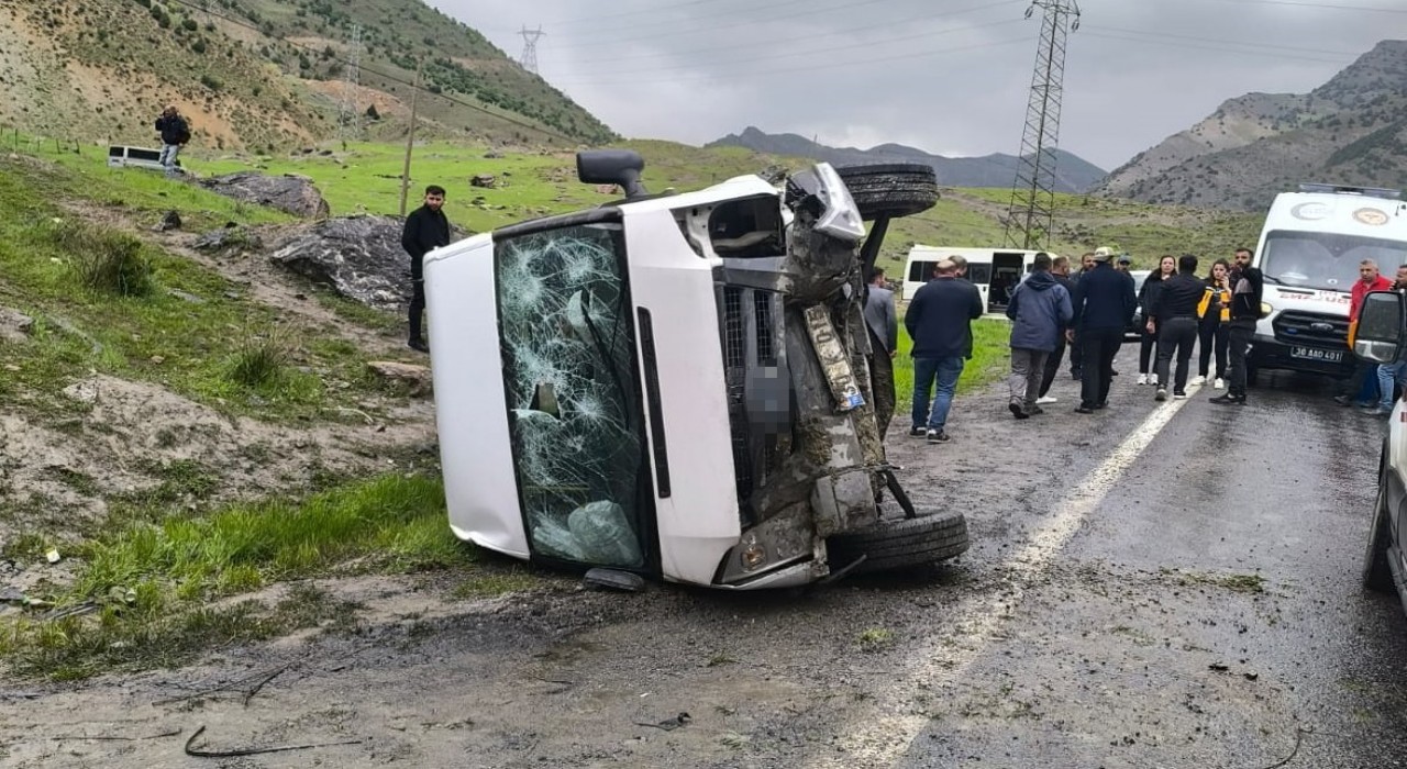 Hakkaride öğrenci servisi devrildi