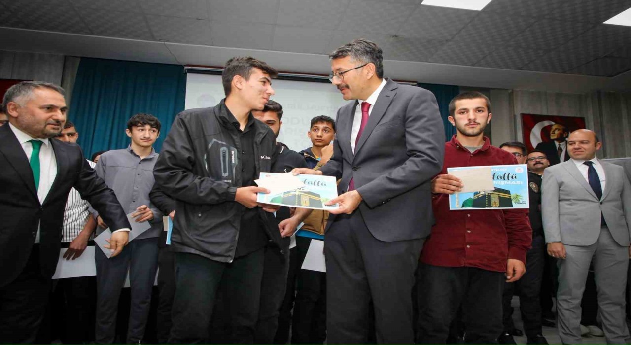 Hakkaride umre ödüllü bilgi yarışması düzenlendi