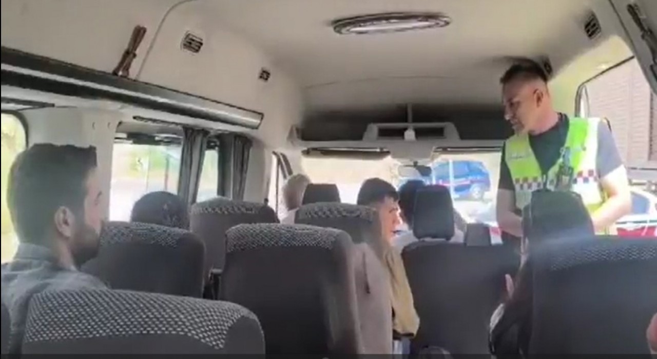 Hakkaride yolcu kılığında seyahat eden jandarma sürücüyü af etmedi