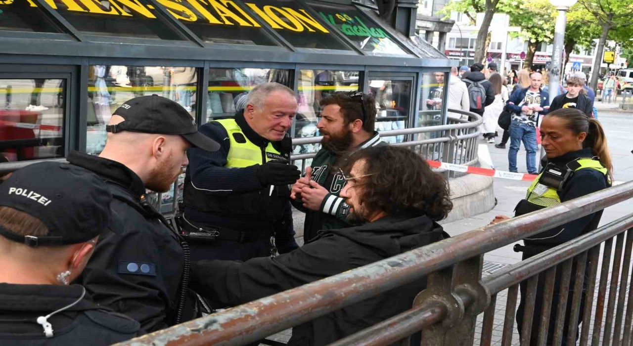 Hamburgda tren istasyonunda silah ve kesici alet araması