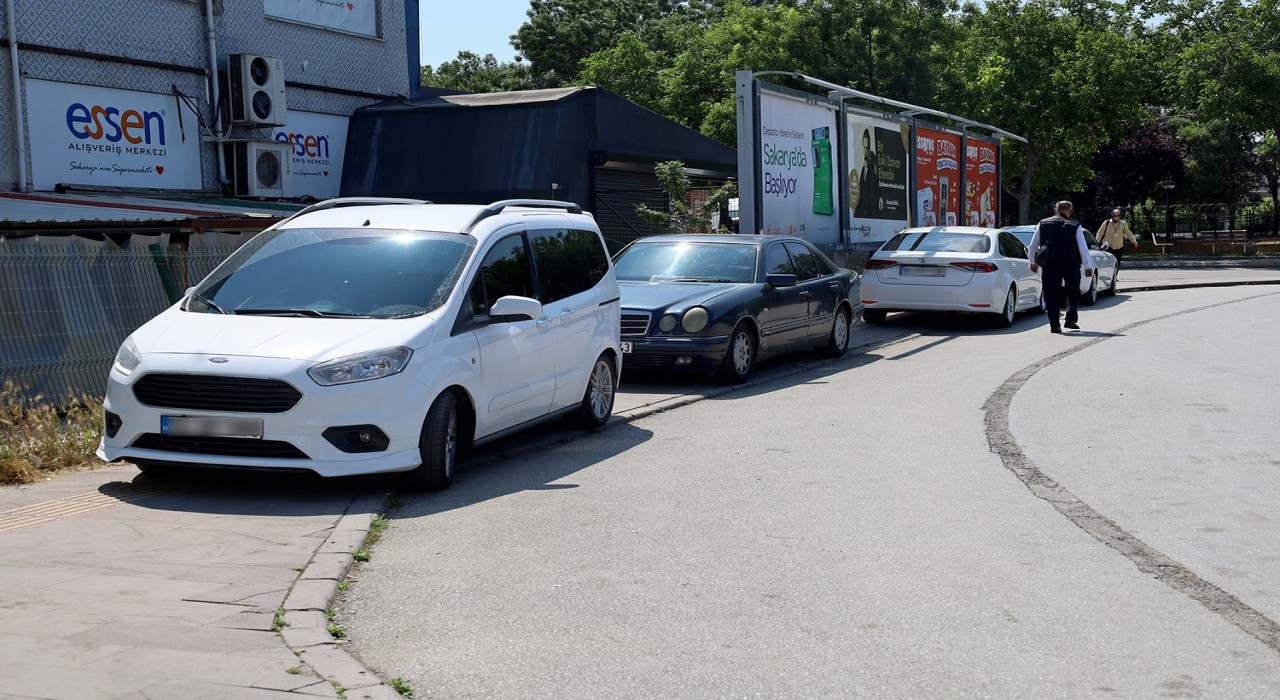 Hatalı park yaparak yaya geçişlerini engelleyen araç sürücüleri tek tek uyarıldı