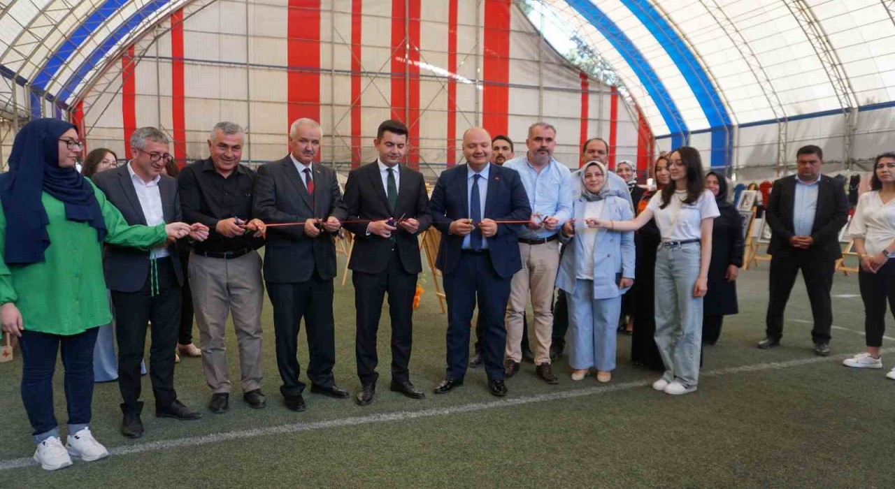 Hayat boyu öğrenme haftasında kursiyerler yeteneklerini sergiledi