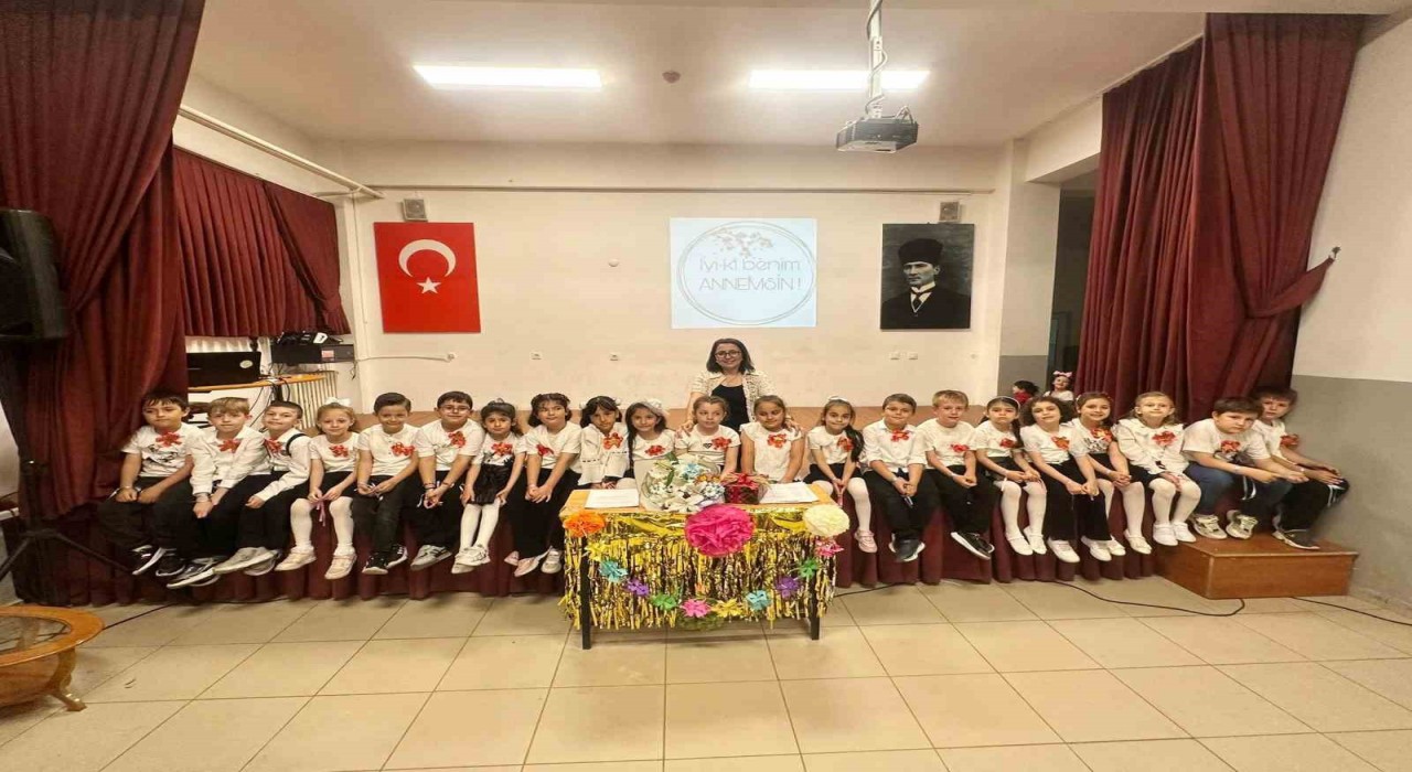 Hayraboluda minik yüreklerden Anneler Günü videosu