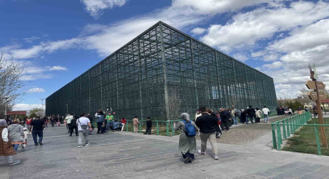 Hayvanat bahçesini 19 Mayısta 12 bin kişi ziyaret etti